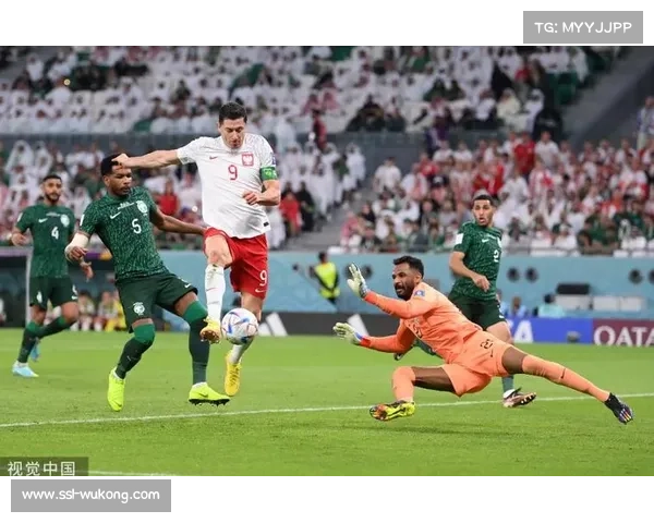 荷兰门将扑出莱万单刀，慢镜显示指尖微触皮球