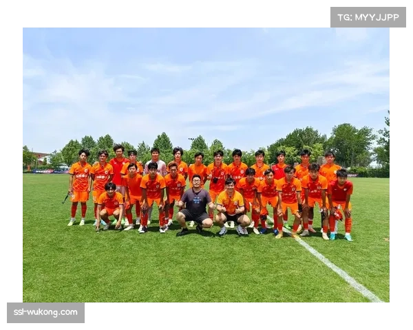 “足球第一课”公益项目走进中超赛场,中场休息时进行少儿足球技巧展示